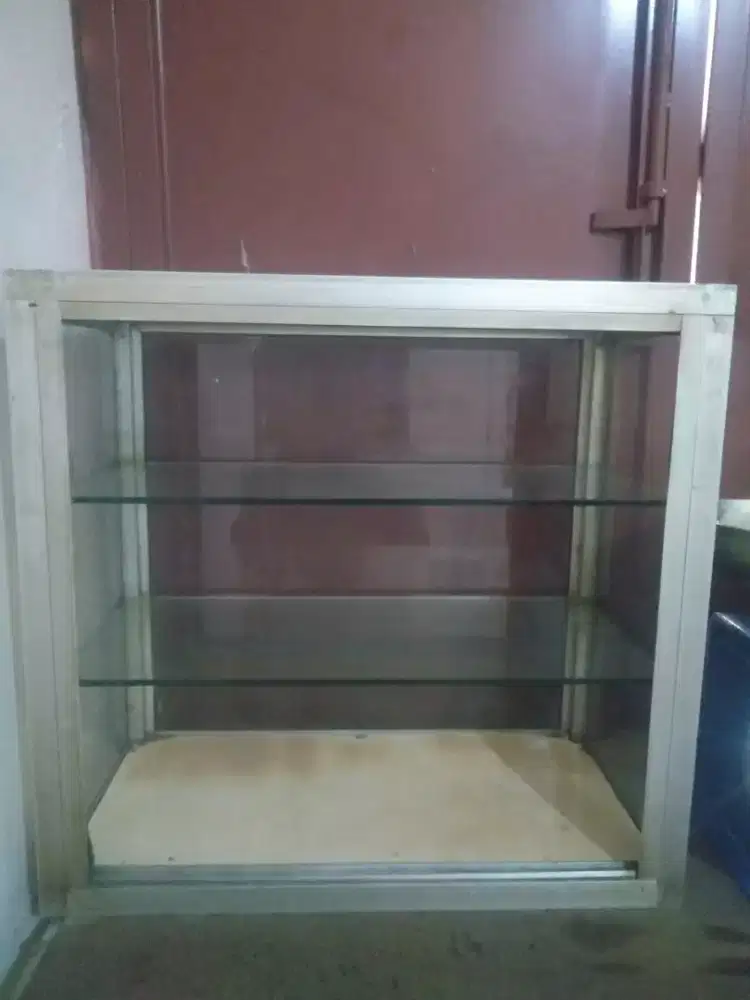 Etalase dan timbangan