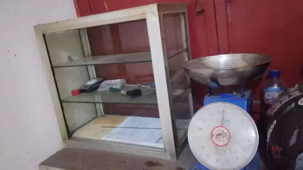 Etalase kaca dan timbangan