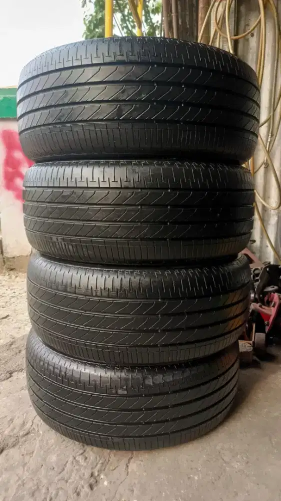 Jual Ban seken merek Bgristone TURANZA 235 50 18. Tahun 2024.