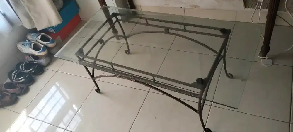 Meja Tamu Kaca Tebal Rangka Besi Tempa Kokoh - Murah Nego
