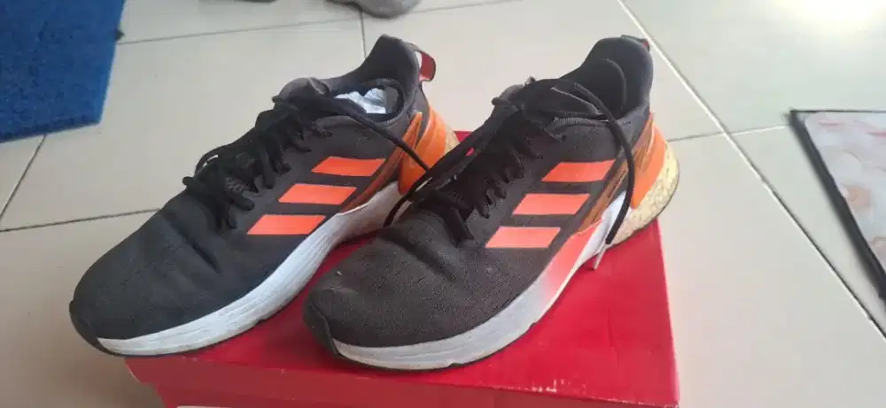 Sepatu Running Adidas UK 40