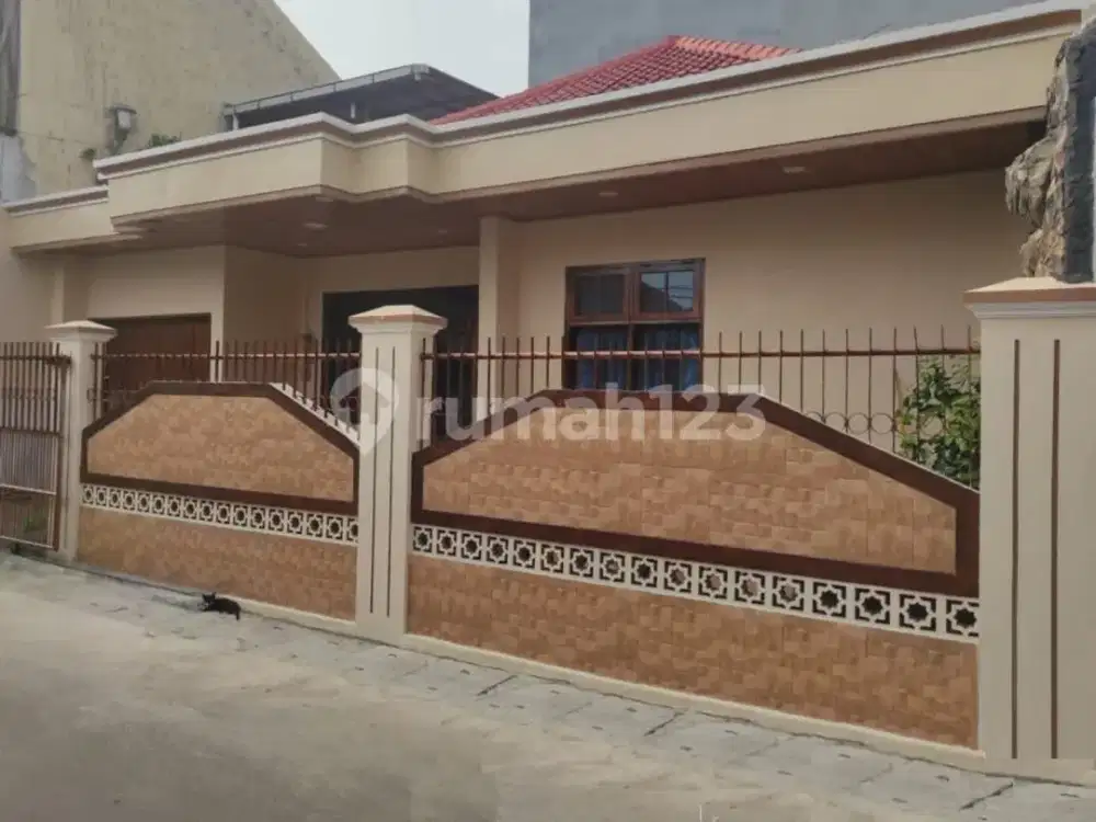 Rumah Bagus Lokasi Strategis di Jl. Akasia Cengkareng, Ja 572