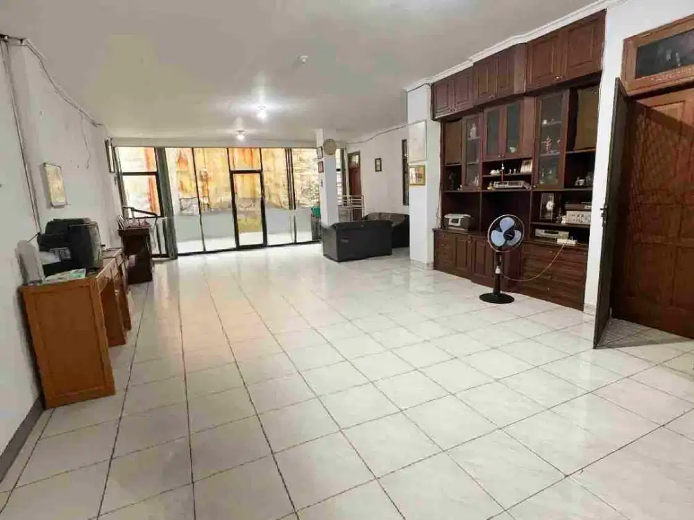 JUAL CEPAT RUKO PASAR BARU 3LANTAI DIBAWAH NJOP, SIAP HUNI. MINAT?