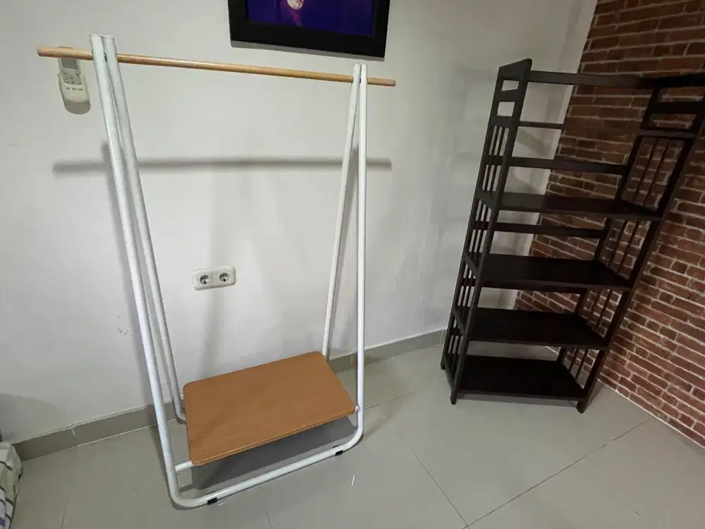 Rak Gantung Industrial Minimalis – Besi & Kayu