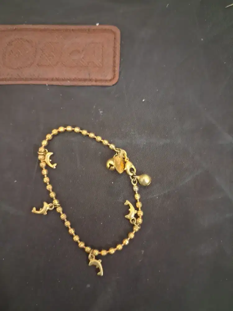 Gelang dengan manik-
Manik warna emas
Limited edition
Barang terawat
P