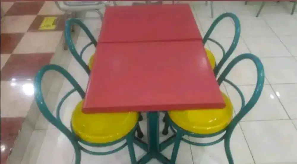 Meja dan kursi restoran