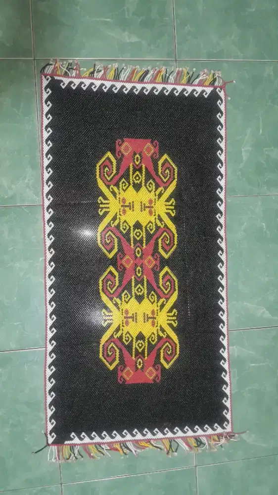 hiasan manik manik suku dayak asli