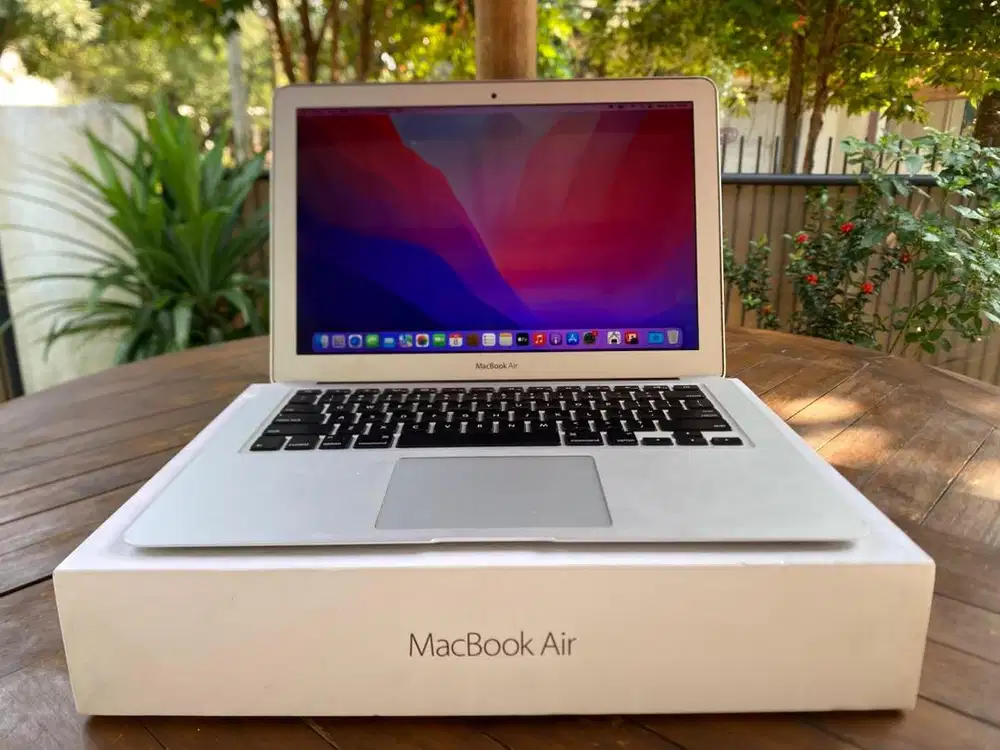 Macbook Air 13 inch Early 2015 Core i5 Ram 8GB Ssd 128GB Fullset