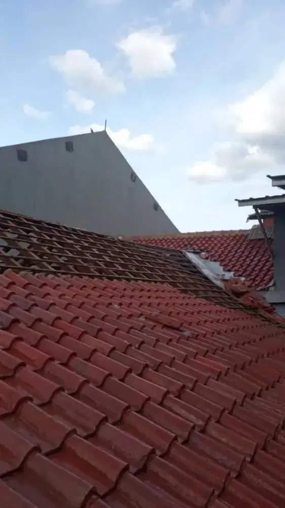 Perbaikan atap bocor