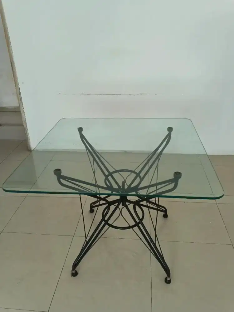 Meja makan kaca