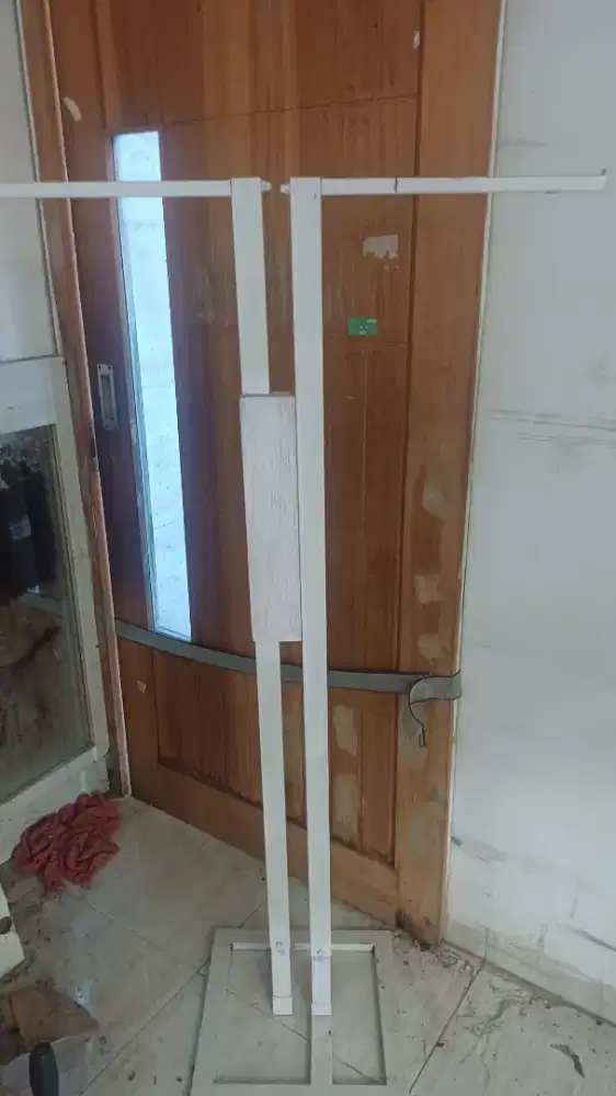 Gantungan tiang baju
