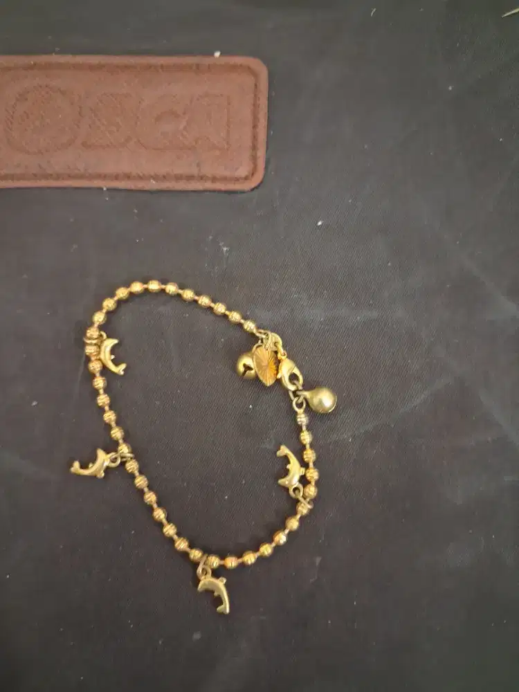 Gelang dengan manik-
Manik warna emas
Limited edition
Barang terawat
P