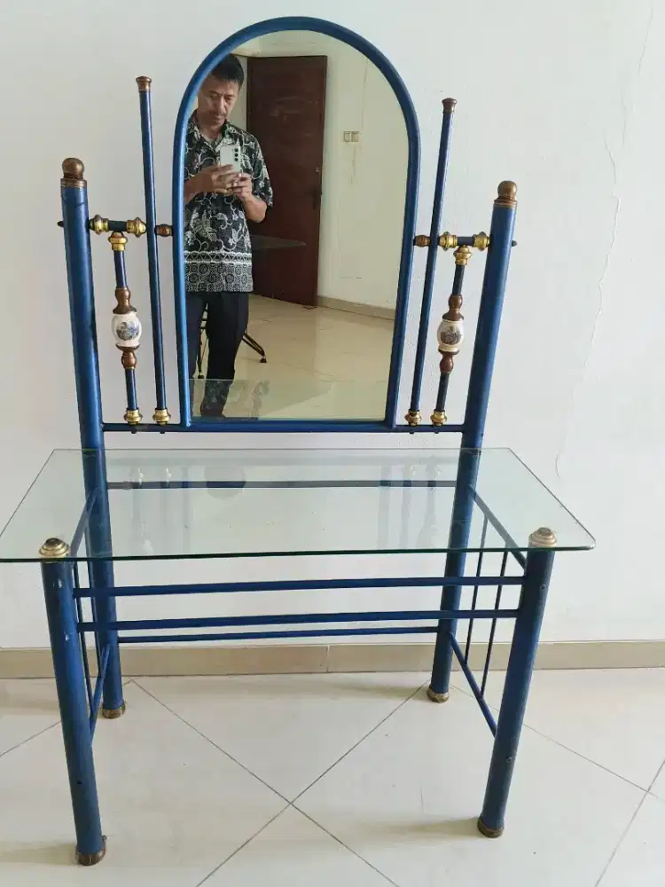 Meja rias kaca masih bagus