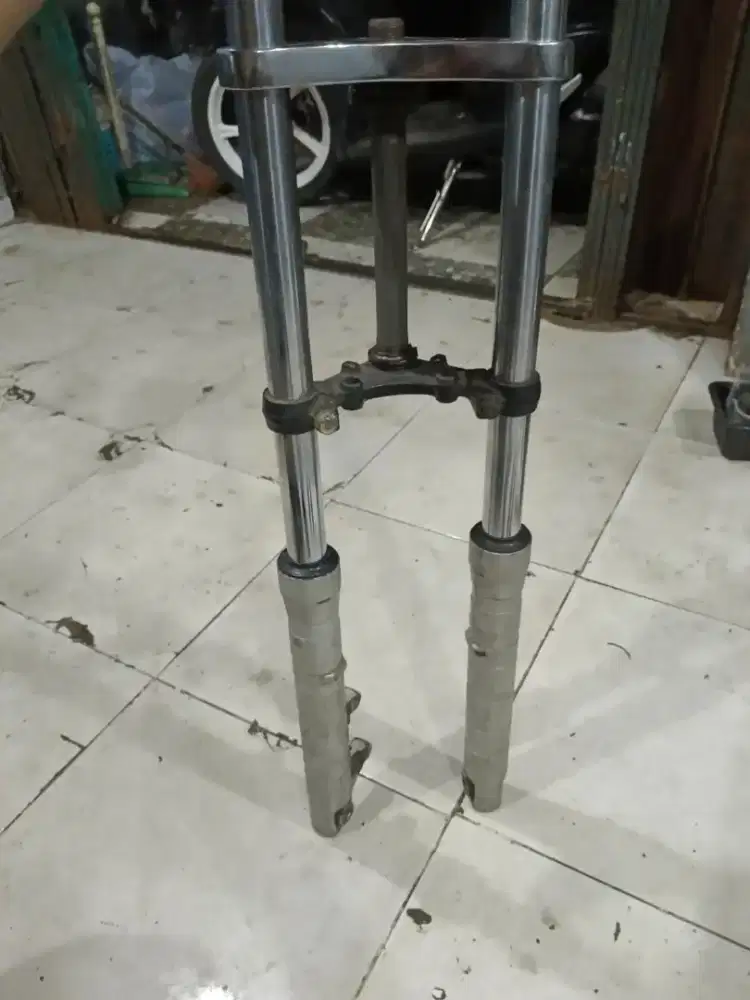Shock depan Honda tiger segitiga atas udh chrome dan tabung shoc