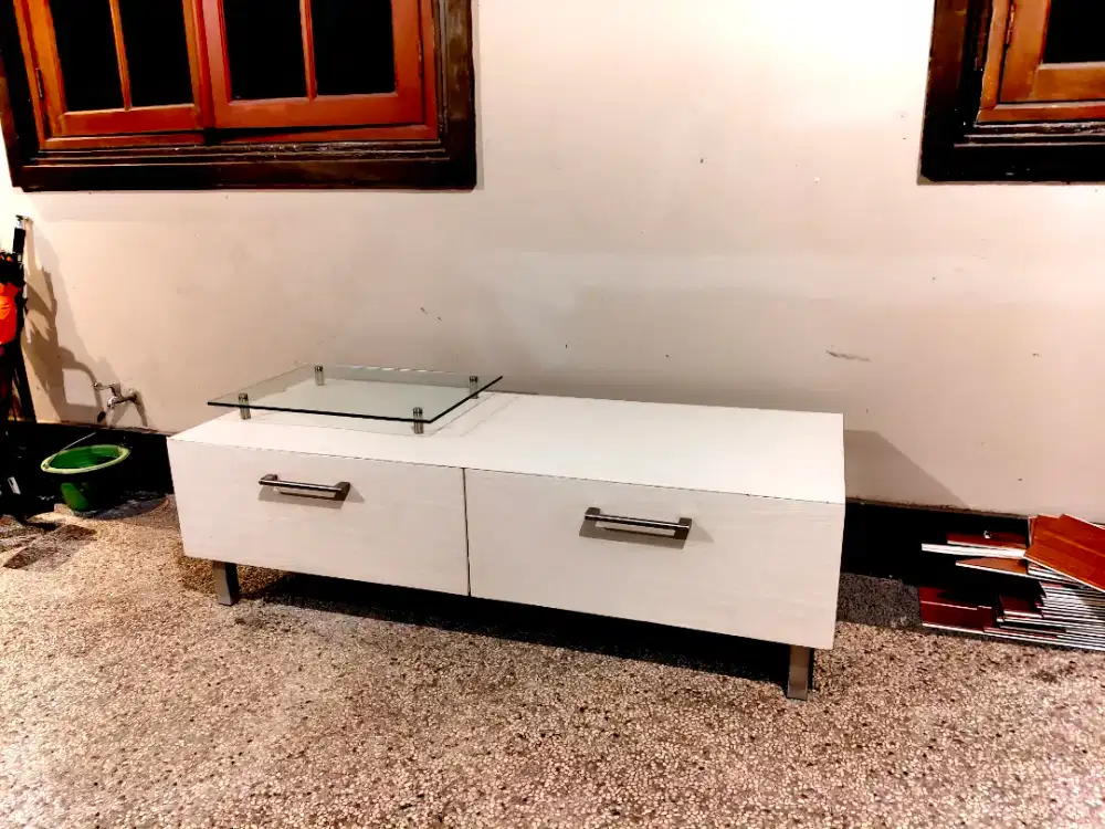 Meja TV Minimalis Putih 2 Laci - Kondisi Bagus & Kokoh