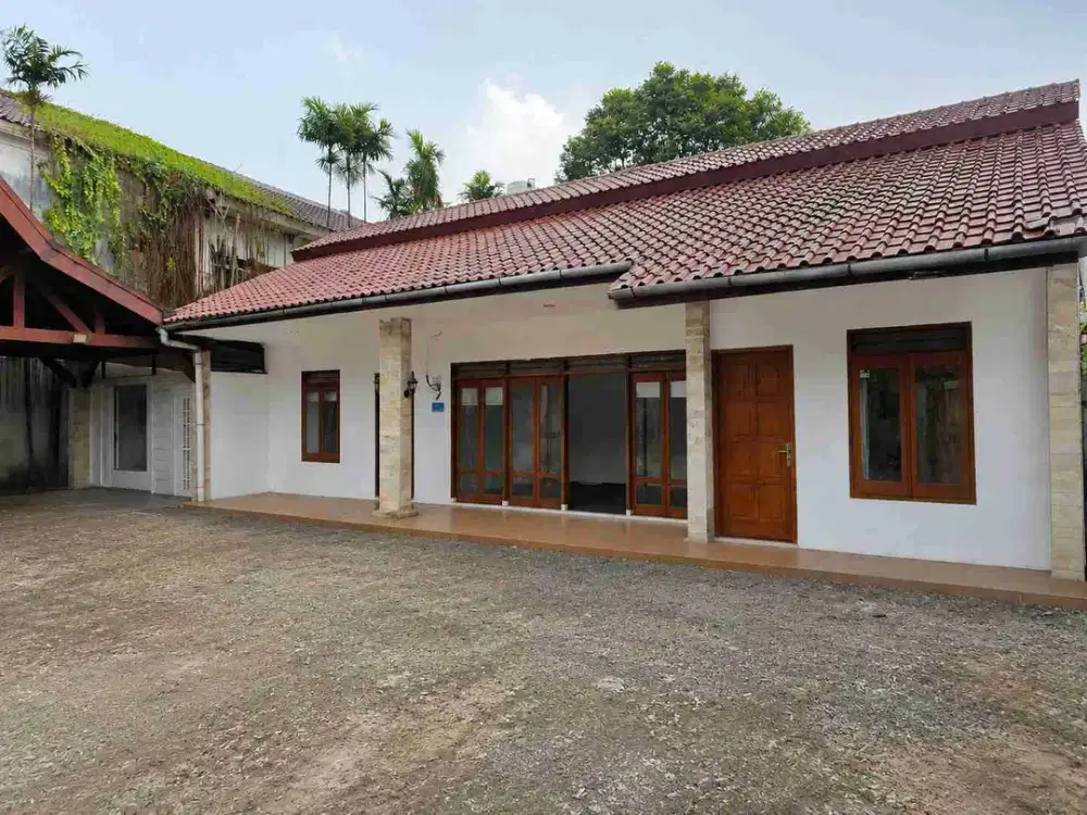 Jarang Ada!! Rumah Kantor Parkir Luas di Jatipadang