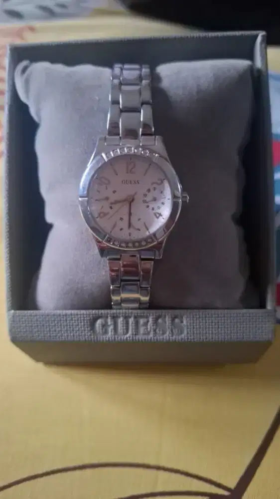 Jam tangan wanita original merk GUESS