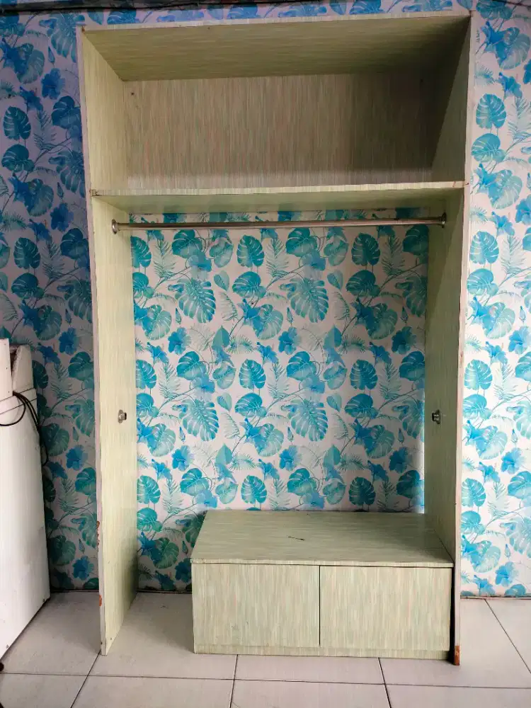 Lemari gantung/rak pakaian eks butik