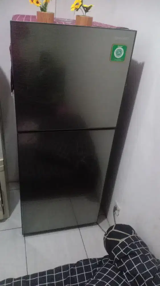 Jual kulkas merek Sharp bru 6 bulan dus nya gatau kmna