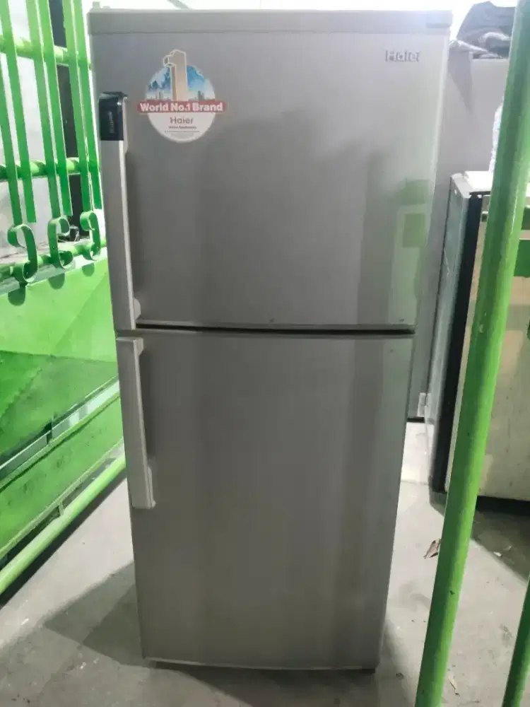 Kulkas 2 pintu Haier kondisi normal dingin  beku siap pakai