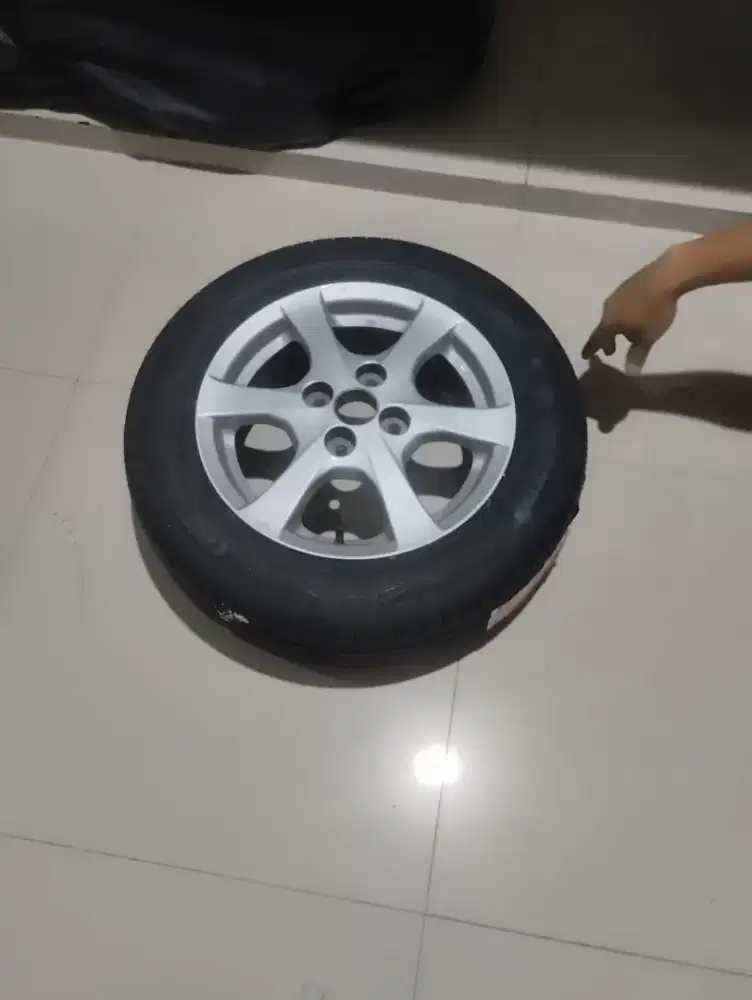 For Sale: Ban baru gress 175-65-14 berikut velg