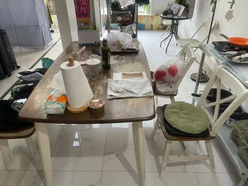 Mau Dijual 1 set Meja Makan Kayu plus Kursinya