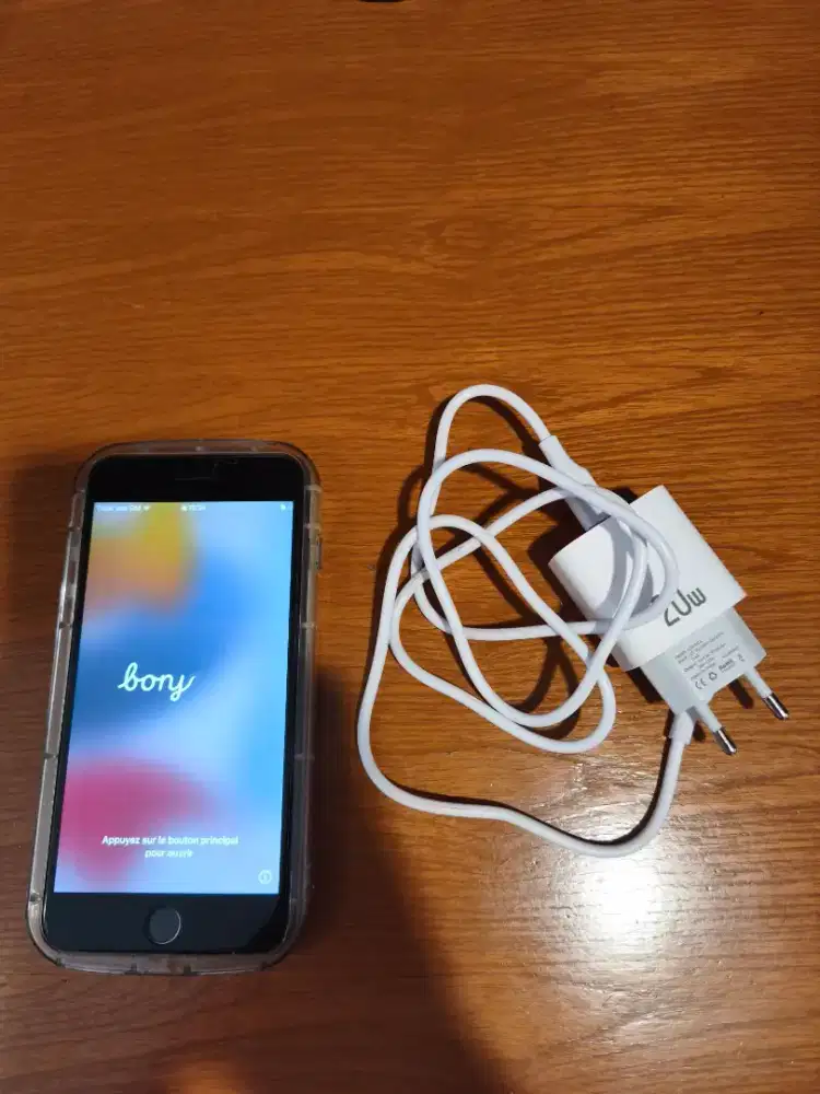 Iphone 7 128 giga hanya HP & Charger saja