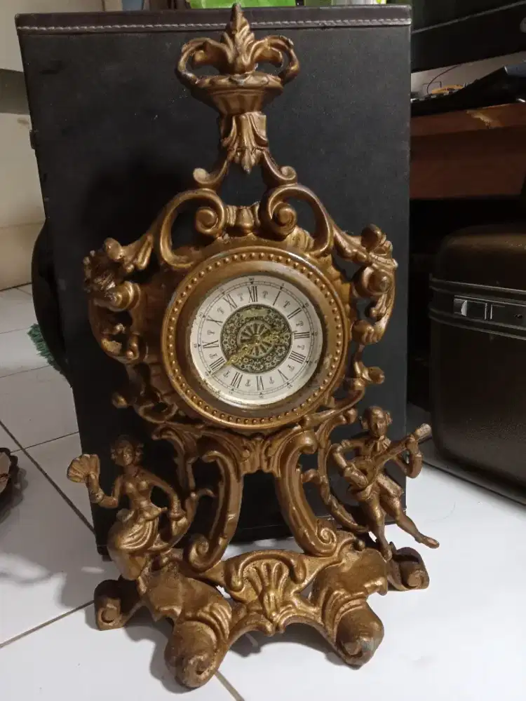 Jam meja Vintage