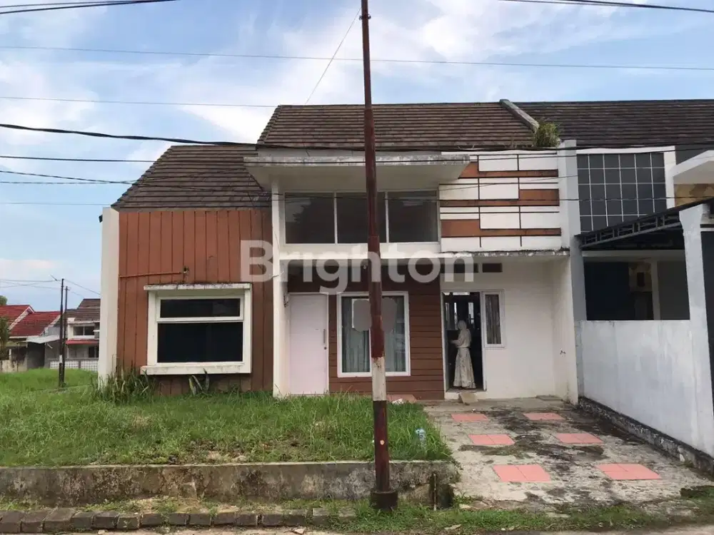 BALIKPAPAN, RUMAH BORNEO PARADISO (A323)