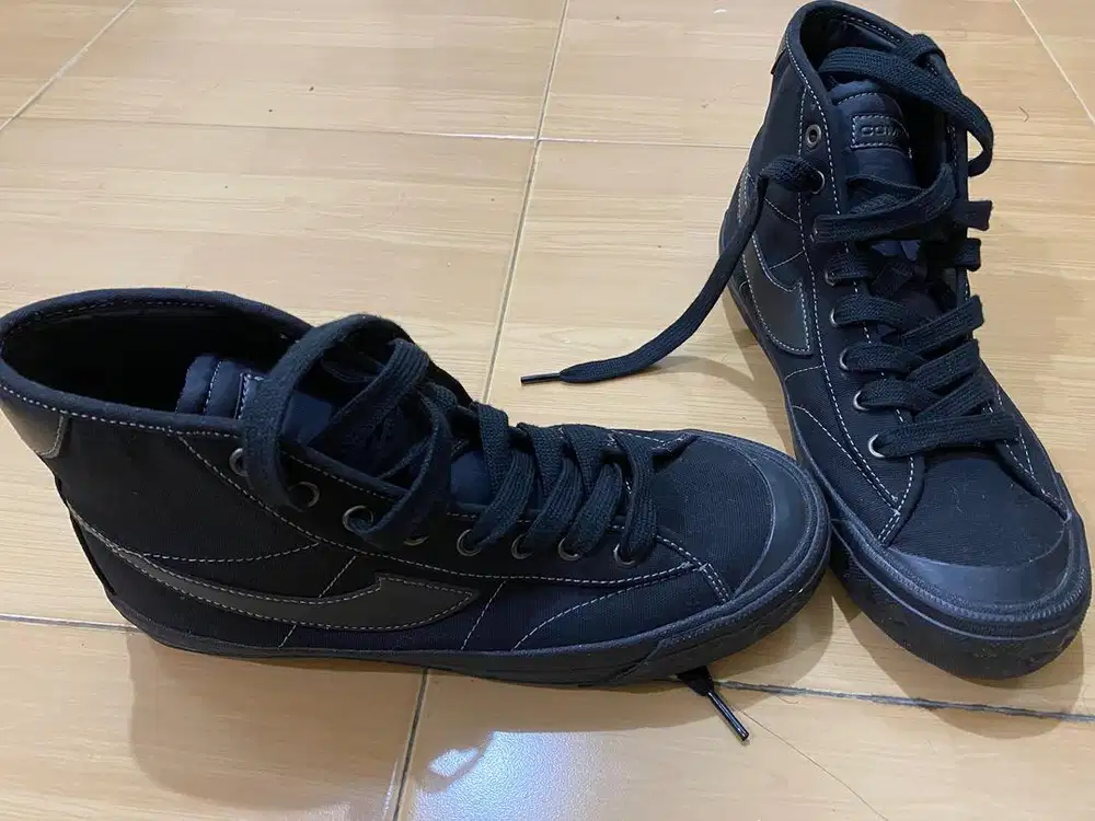 Compass Retrograde Hi Triple Black