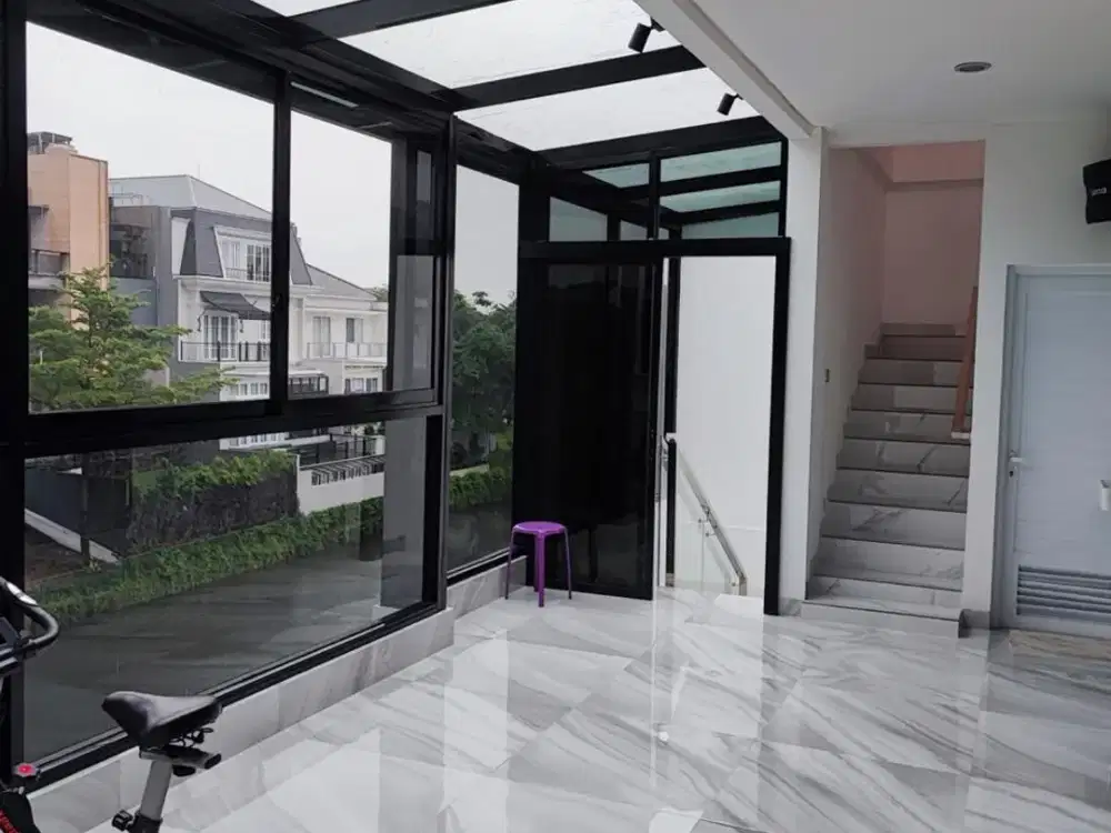 rumah view danau 10x30m di crown golf PIK 1 , jarang ada , siap huni