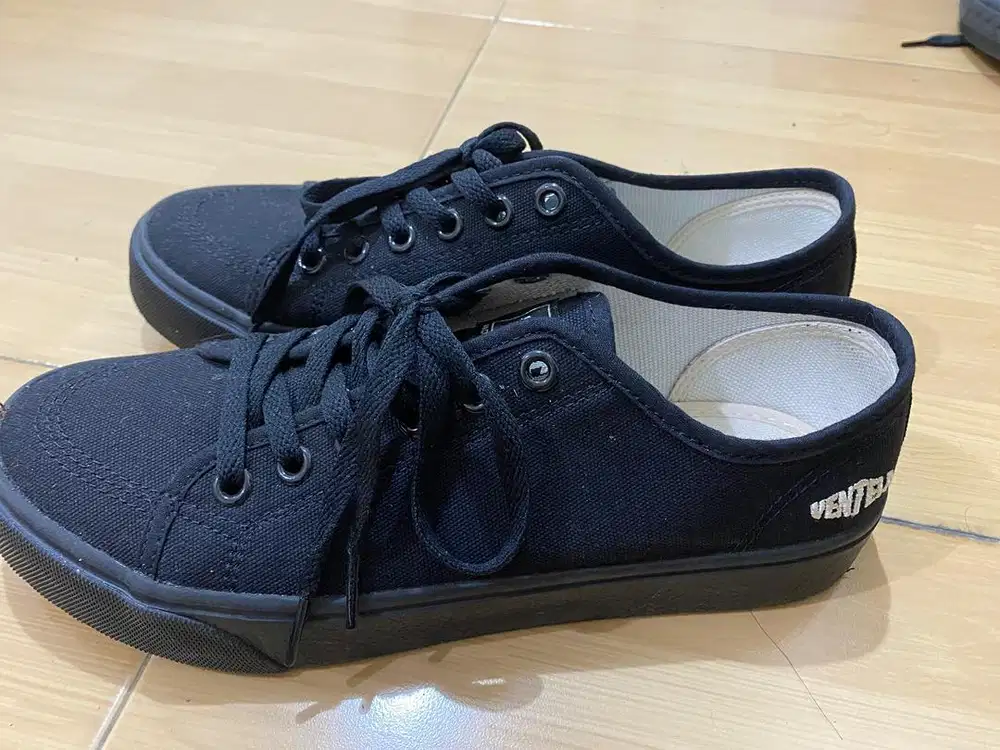 Ventela Alpha Low All Black