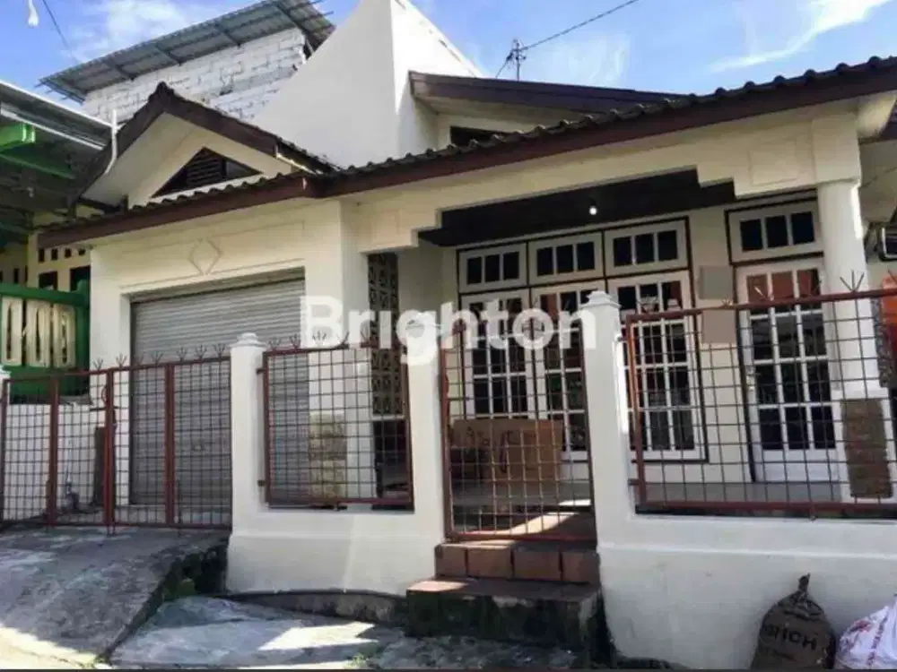 Rumah Asri dan Strategis Pinggir Jalan