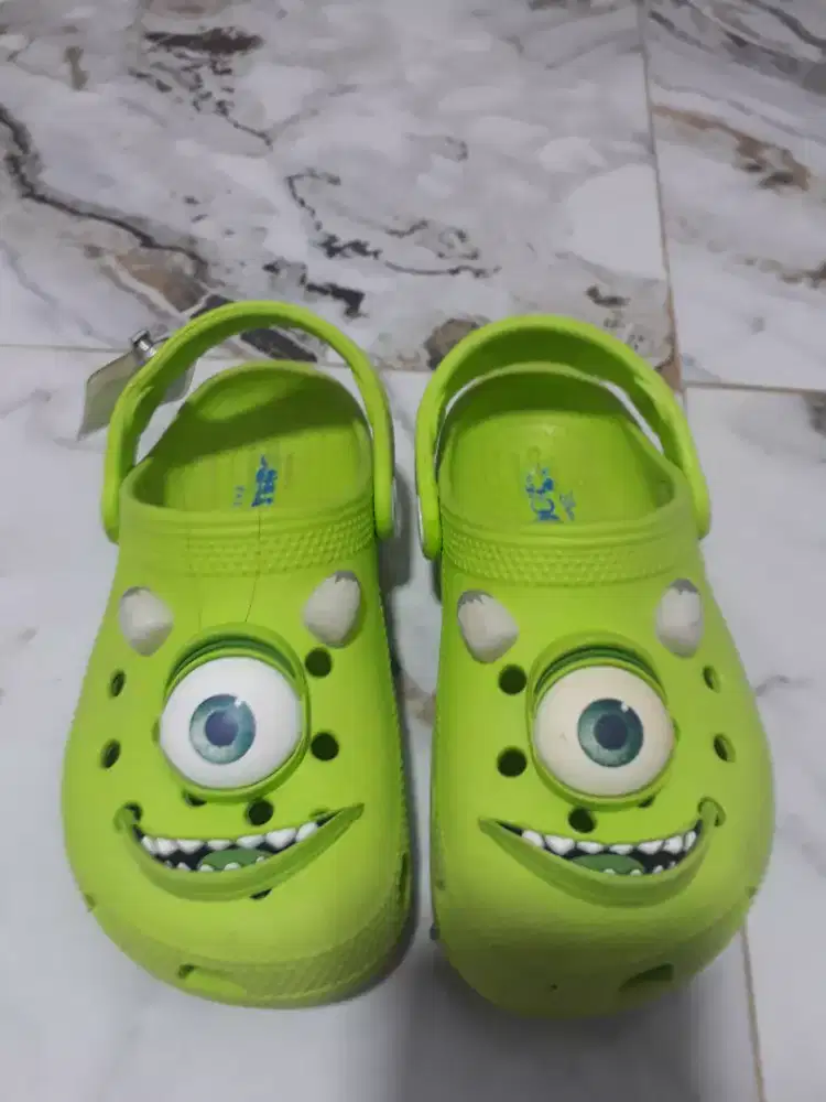 Jual sendal crocs monster inc ori