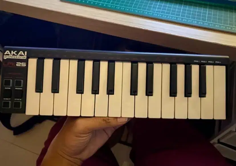 Midi controller AKAI LPK25 V2 second like new