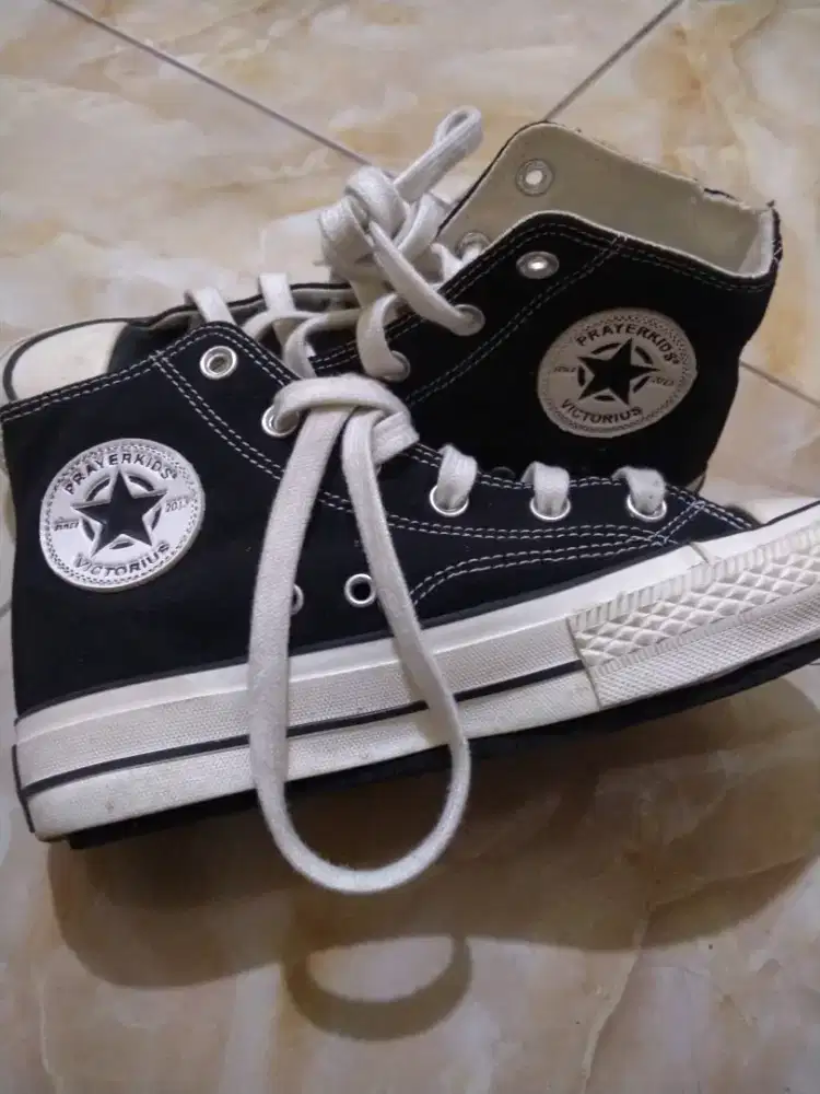 Sepatu sekolah ukuran 37