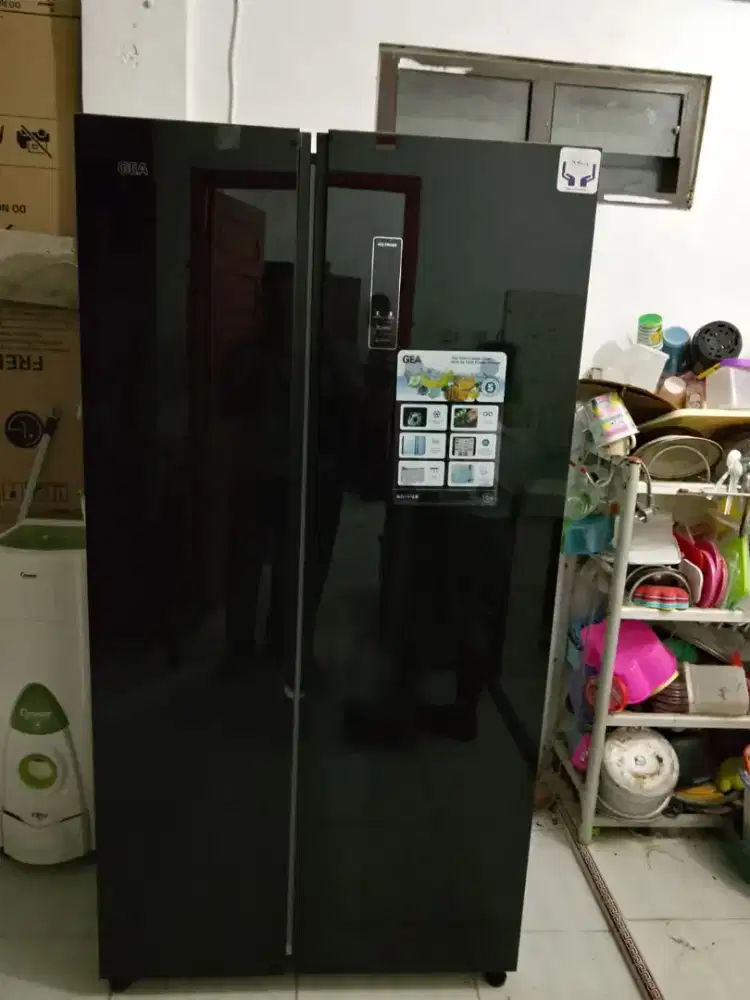 Menjual kulkas 2 pintu merek GEA
