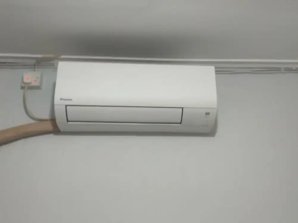 ac daikin 1/2 pk, kondisi ok..baru 5 bln pemakaian