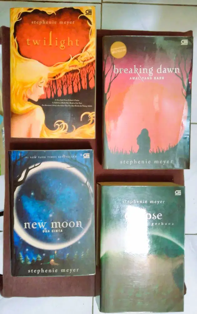 Novel Twilight Saga Stephenie Meyer complete series 4 buku bonus DVD