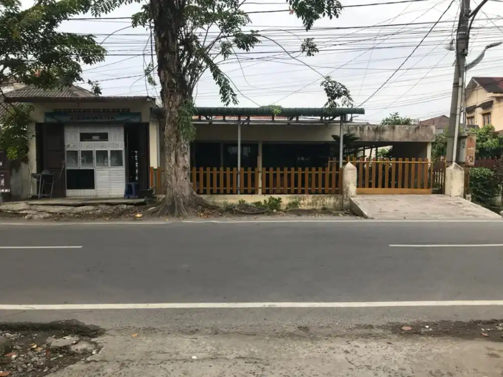 Rumah Klasik + Toko Pinggir Jalan