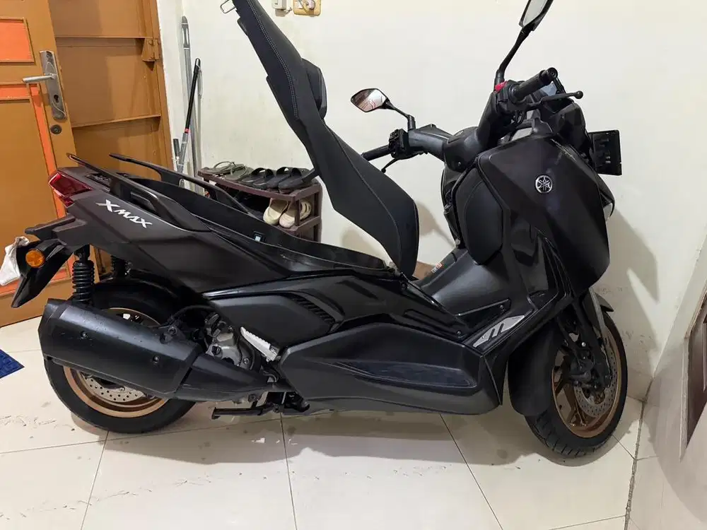 Yamaha Xmax techmax 2025 ABS magma black