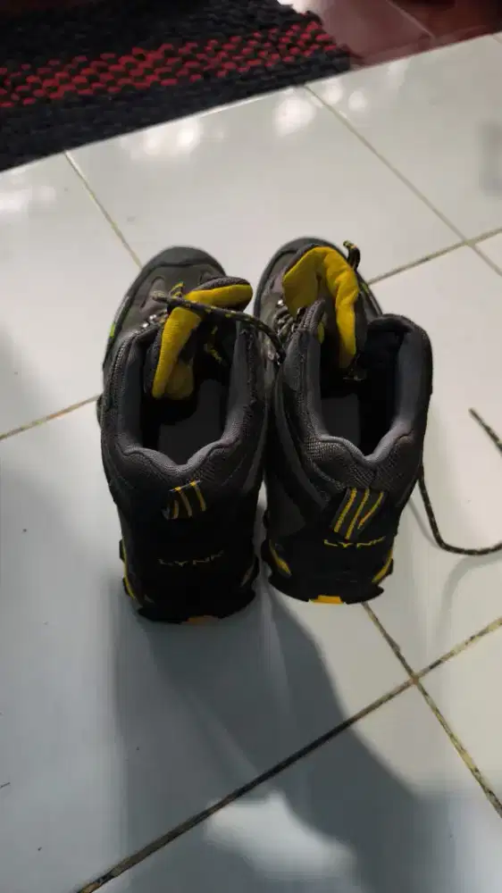 Sepatu gunung outdoor pro