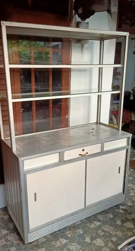 Etalase makanan kondisi masih bagus