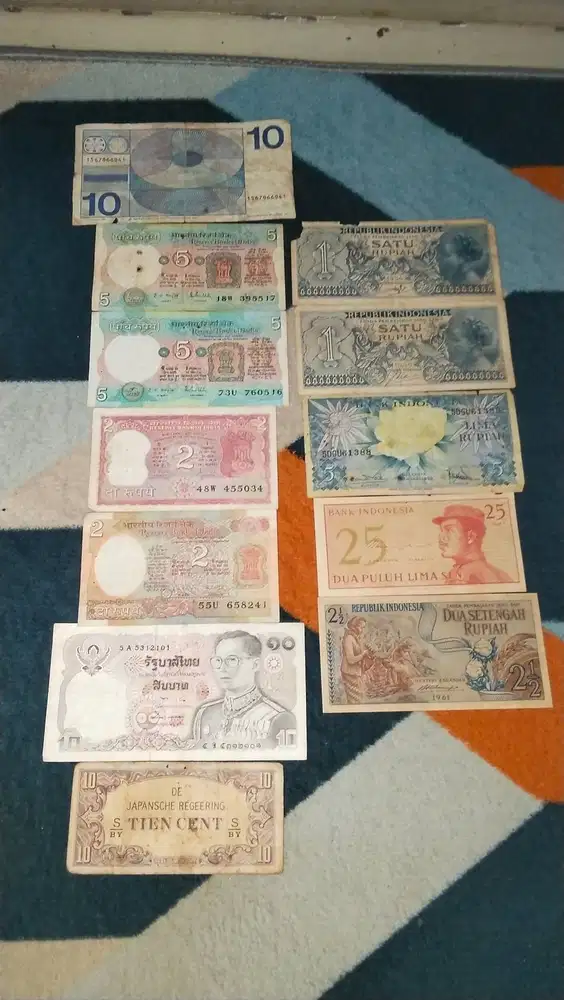 Di jual uang kertas kuno