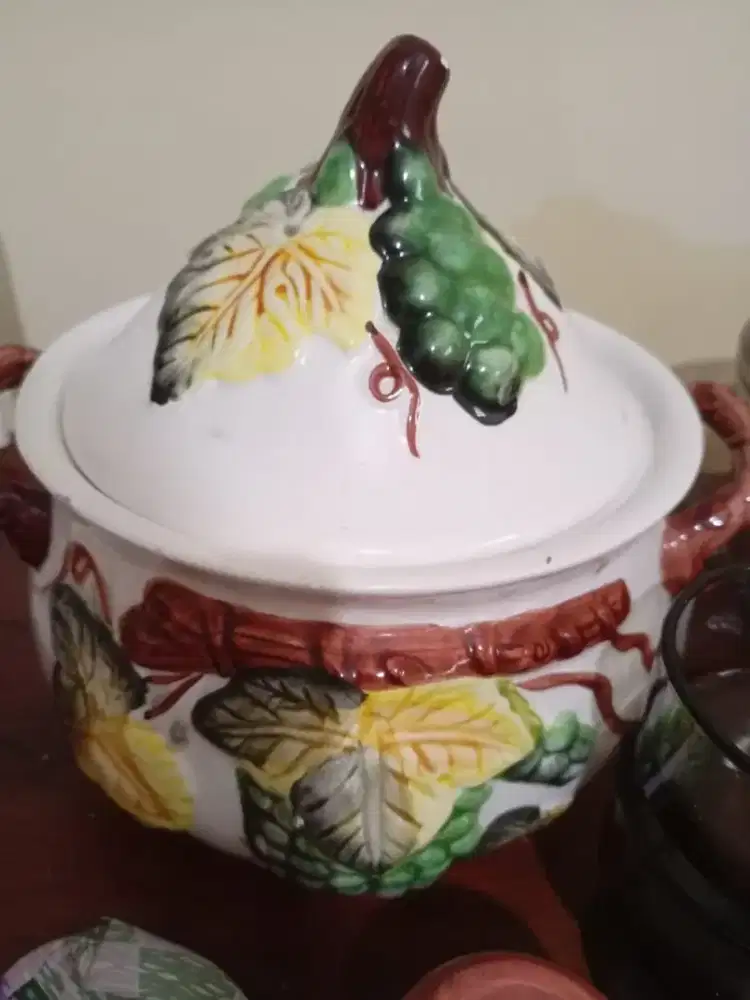Panci keramik motif anggur timbul antik (tureen)