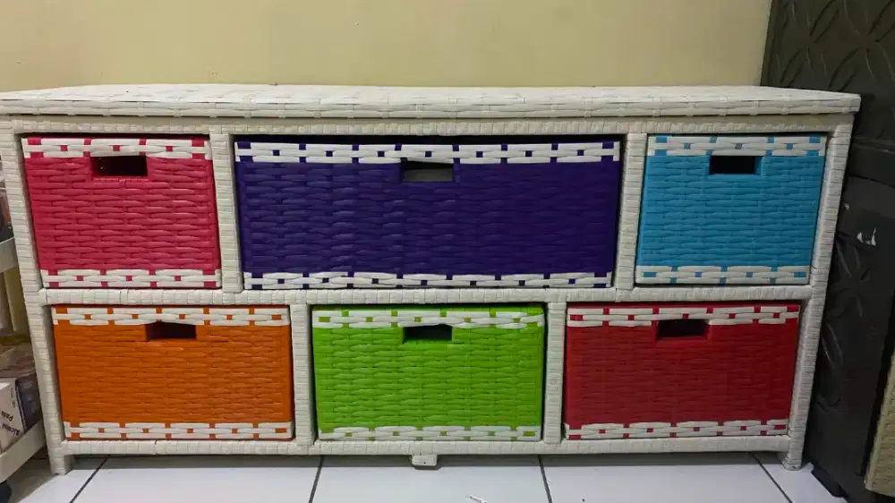 Meja rotan sintetis