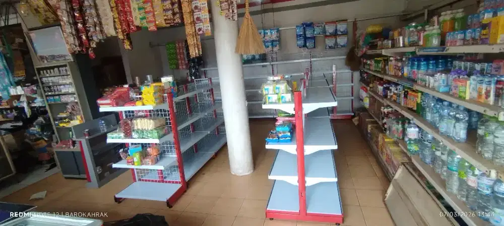 Rak minimarket bikin warung makin rapi.