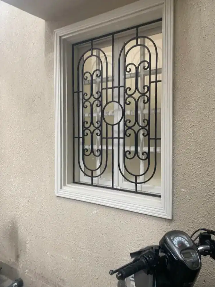 Tralis jendela rumah estetik