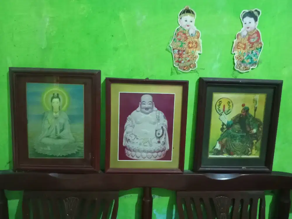 Foto dan bingkai untuk altar sembayang