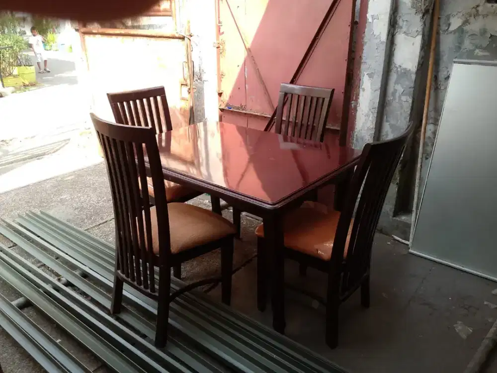 Dijual meja makan kursi 4 kondisi bagus